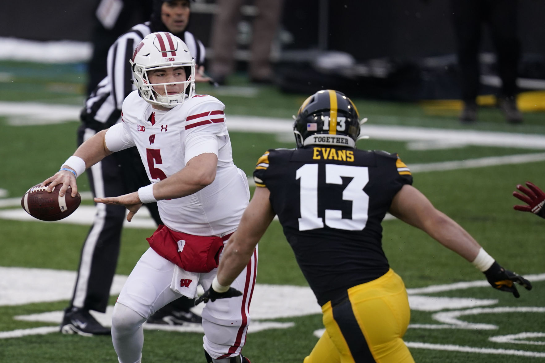 Hawkeyes 28, Badgers 7